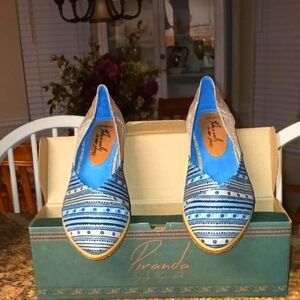 Piranda NWT Blue Floral Brown Canvas Flats Size 7